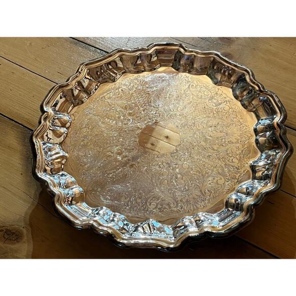 Leonard Silverplate Footed Round Serving Tray. Scalloped Edge. Floral pattern. - Picture 1 of 6